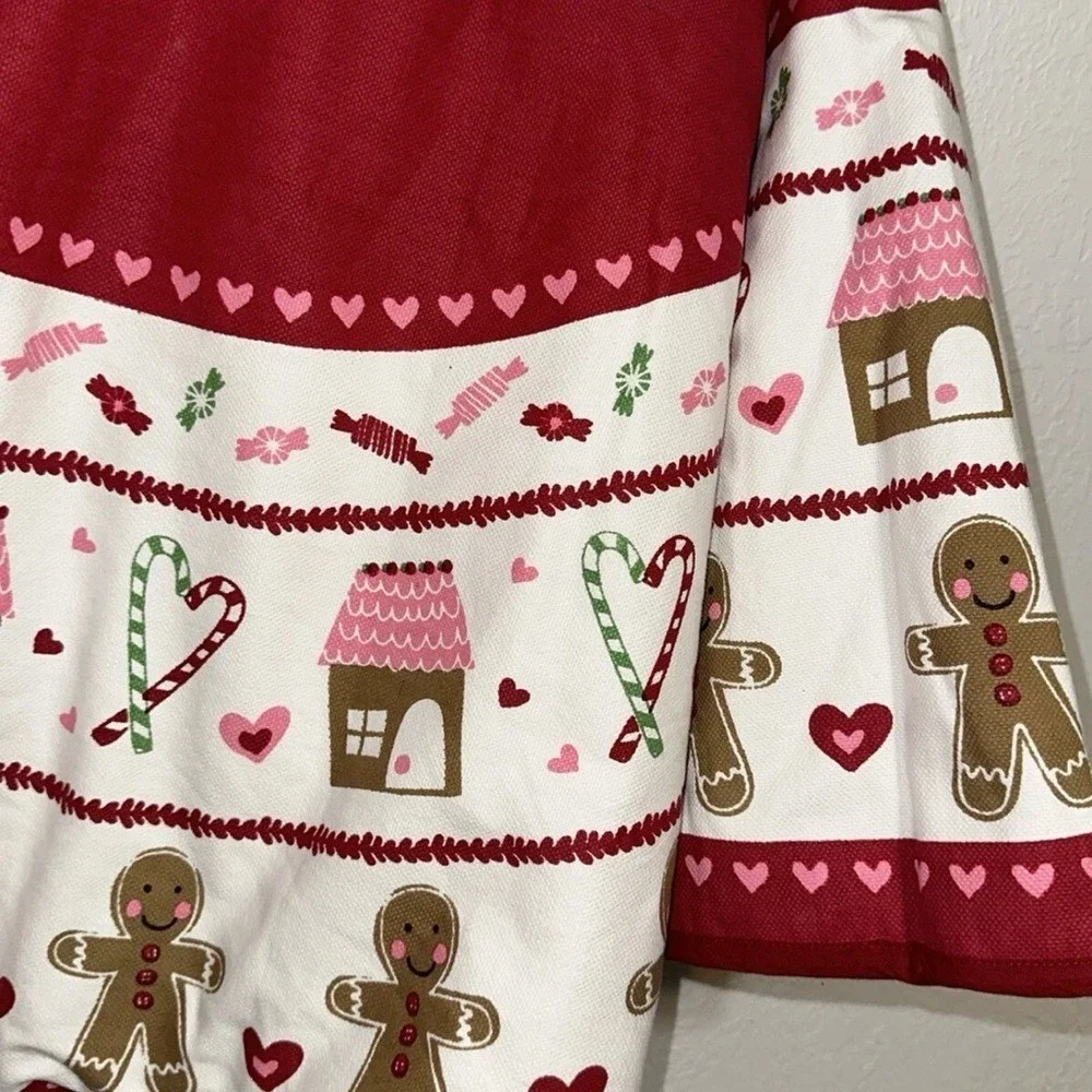 Cupcakes and Cashmere Gingerbread Man Christmas Tree Skirt 52 Inch‎ Red White
